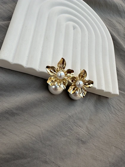 گوشواره گل مروارید طلایی