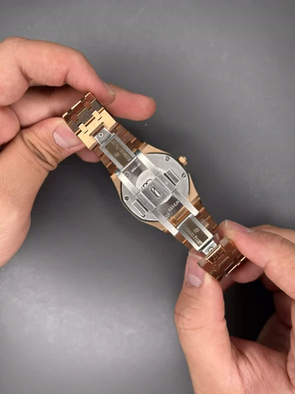 ساعت مچی اودمار پیگه باتری بند رزگلد صفحه مشکی Audemars Piguet