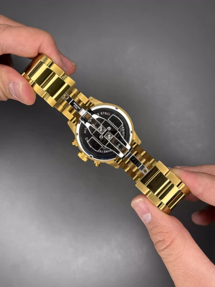 ساعت مچی پورشه دیزاین کورنوگراف بند طلایی صفحه مشکی Porsche Design