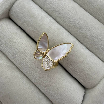 انگشتر طلایی با طراحی پروانه‌ای