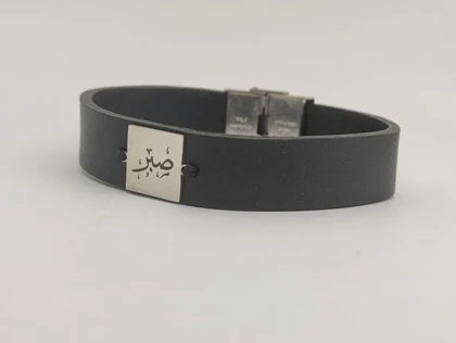 دستبند چرم مردانه وپلاک استیل رنگ ثابت(متن دلخواه)