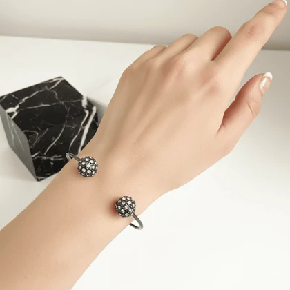 دستبند النگویی باز (Open Cuff) با دو گوی نگین‌دار – آبکاری گان‌متال (Gunmetal)