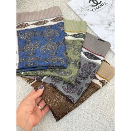 روسری نخ اسکالر طرح ترمه حاشیه‌دار