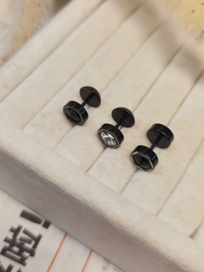 پیرسینگ گوش شش ضلعی