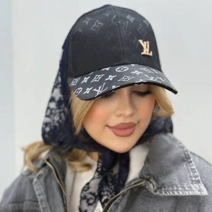 کلاه بیسبالی وارداتی lv با اکسسوری طلایی