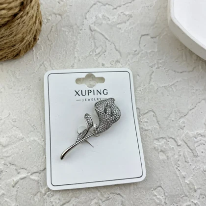 سنجاق سینه زنانه ژوپینگ مدل رزآرا طرح گل رز نگین‌دار نقره ای