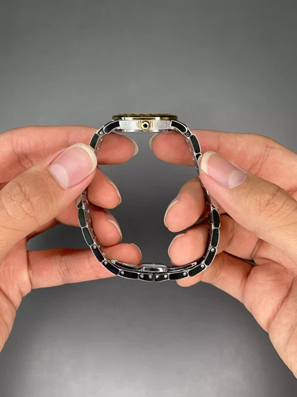 ساعت مچی ورساچه دورحکاکی دورنگ سیلورطلایی صفحه سبز Versace