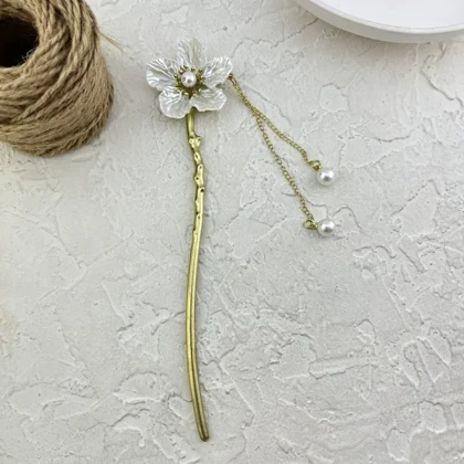 کانزاشی مو زنانه فلزی مدل فلورمینا طرح گل صدفی با آویز مروارید