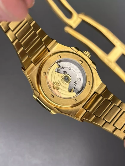 ساعت مچی پتک فیلیپ بند طلایی موتور اتوماتیک صفحه سفید Patek Philippe Nautilus