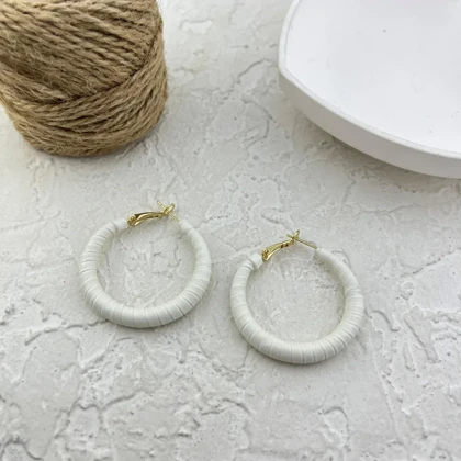 گوشواره زنانه مدل آلبا طرح حلقه‌ای بزرگ با بافت مارپیچی سفید