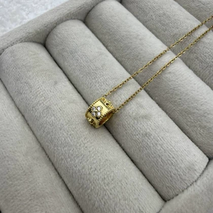 گردنبند طلایی با آویز حلقه نگین‌دار
