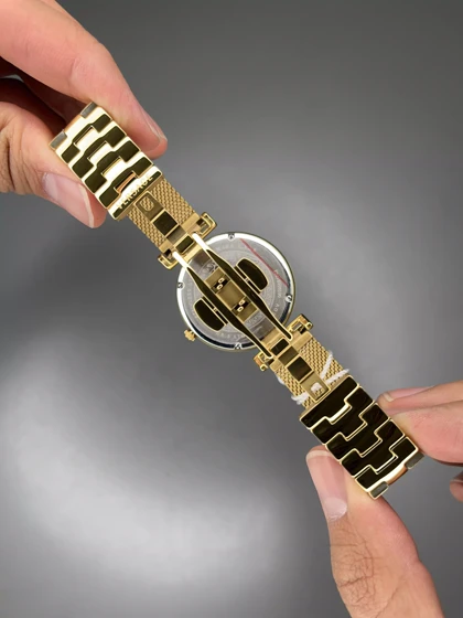 ساعت مچی ورساچه بند حصیری طلایی صفحه سفید Versace