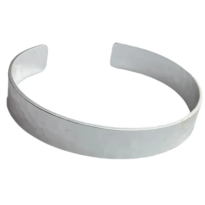 دستبند زنانه بنگل مدل لامیسا طرح بافت‌دار مینیمال نقره‌ای