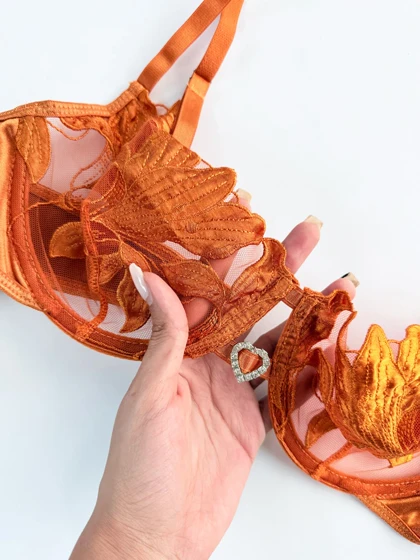 ست شورت و سوتین فنر دار تور و دانتل طرح برگ وسط قلب نارنجی