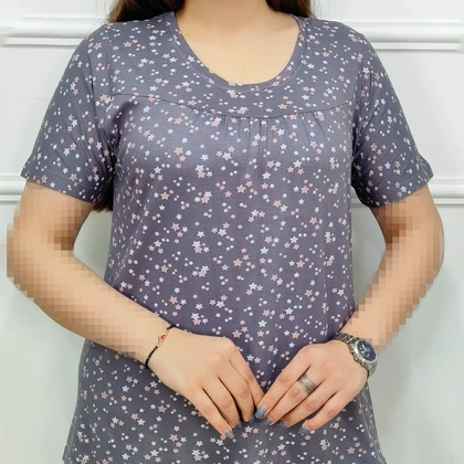 تی‌شرت و شلوار چین‌دار