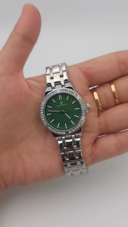 ساعت مچی زنانه اودمار پیگه Audemars Piguet با موتور کواتز و طراحی مینیمال