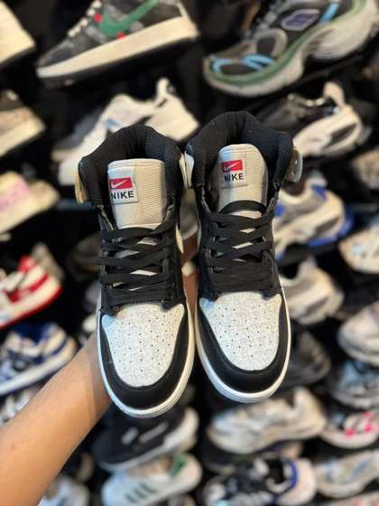 کتانی جردن ساق‌دار کاستوم سفیدمشکی