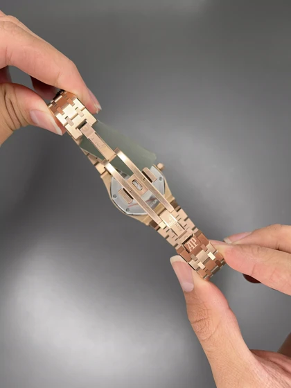 ساعت مچی اودمار پیگه بند رزگلد قاب نگین‌دار Audemars Piguet