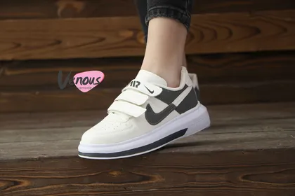 کتانی Nike چسبی