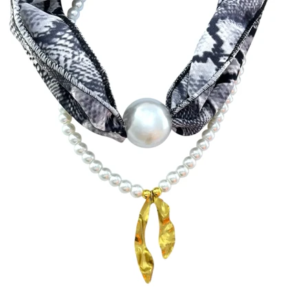 گردنبند زنانه مدل پرلا نوآر گلد طرح مروارید لوکس با پارچه طرح دار طوسی و آویز طلایی چکشی