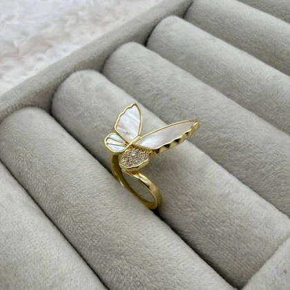 انگشتر طلایی با طراحی پروانه‌ای