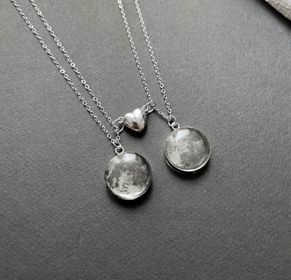 گردنبندست ماه شبتاب