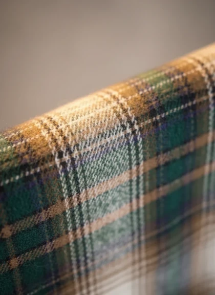 پیراهن پشمی چهارخونه با پارچه برس‌خورده نرم باترکیب رنگ سبزکله‌قازی و کرم با ته مایه های رنگ سبزآبی – کد 895