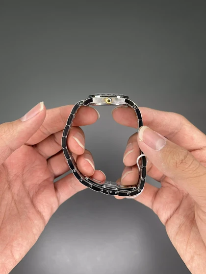 ساعت مچی ورساچه دورحکاکی بند سیلور صفحه مشکی Versace