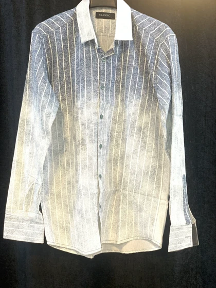 پیراهن مردانه لینن راه راه گرادینتی آبی‌صدفی سفید_اورجینال دیلم