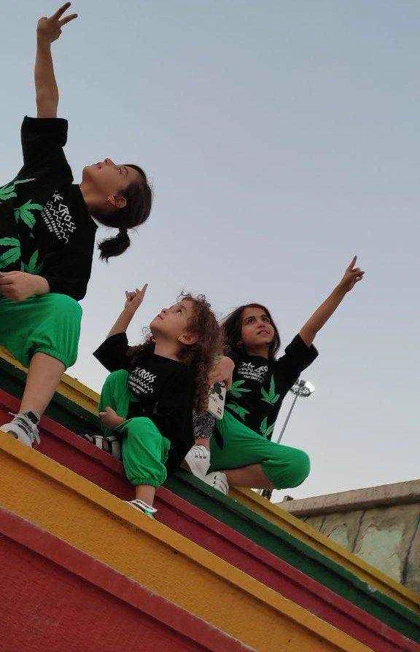 کراپ شلوارک مشکی طرح برگ