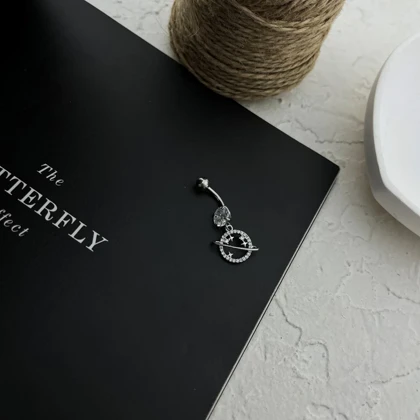 پیرسینگ ناف استیل طرح سیاره نگین‌دار