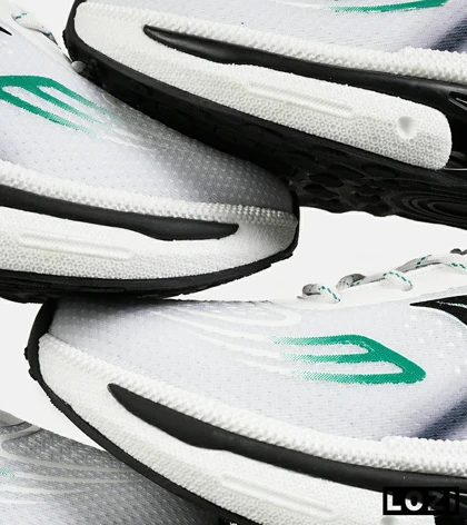 کفش کتانی سفید مشکی سبز Saucony Axon 3