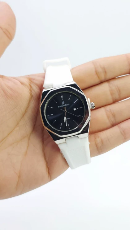 ساعت مچی زنانه اودمار پیگه 5760 Audemars Piguet با موتور کوارتز و بند سیلیکونی