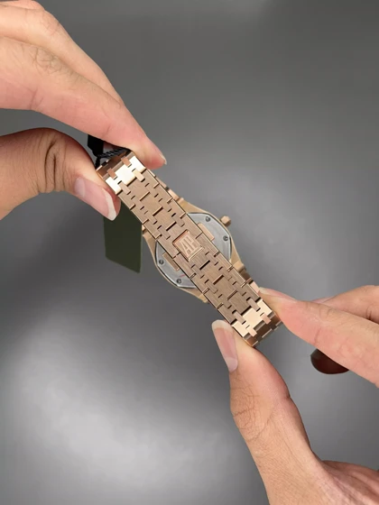 ساعت مچی اودمار پیگه بند رزگلد قاب نگین‌دار Audemars Piguet