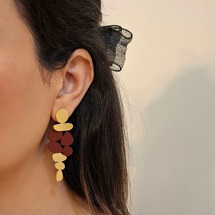 گوشواره آویز بلند مدل انتزاعی؛ ترکیب رنگ طلایی و زرشکی مات کد 2865