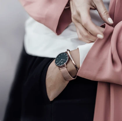 ست ساعت دنیل ولینگتون حصیری زنانه رزگلد صفحه مشکی با دستبند Daniel Wellington Rosegold