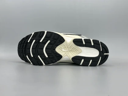 کتانی نایکی وی5 کی رانر سفید سیلور کرم /Nike v5k