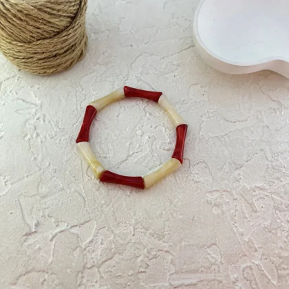 دستبند بنگل زنانه رزینی سگمنت‌شده مدل رووینلا قرمز‑وانیلی