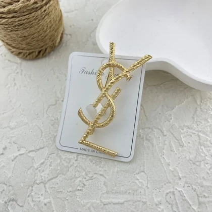 گل سینه زنانه طرح وای اس ال شیک و جذاب