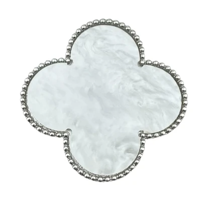 گل سینه زنانه با طرح ونکلیف، شیک و جذاب