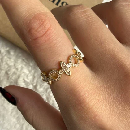 انگشتر دایره و گل نگین‌دار