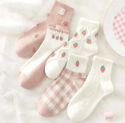 جوراب زنانه نیم ساق طرح توت فرنگی