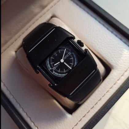 ساعت مچی اسپرت بند پلیمر مشکی قفل پروانه‌ای +جعبه و باطری