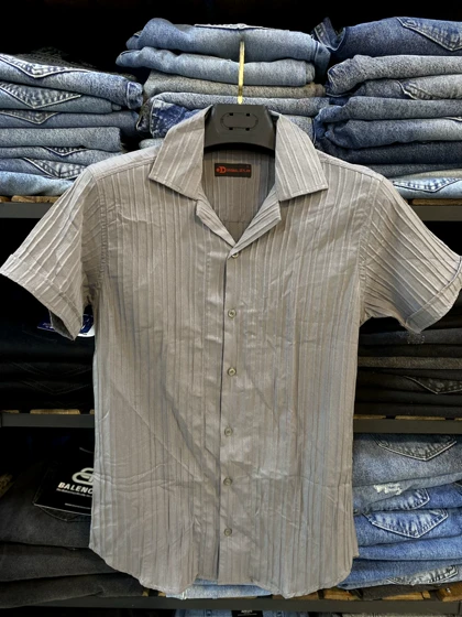 پیراهن مردانه آستین کوتاه یقه انگلیسی پارچه ریب‌دار رنگ طوسی