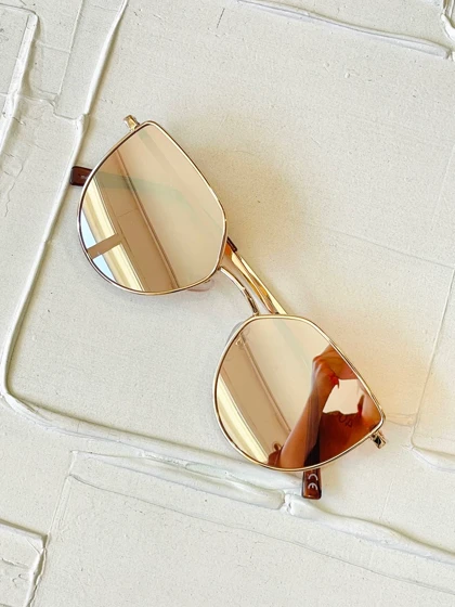 عینک گربه ای (تخفیف: روی دسته ایراد دارد)