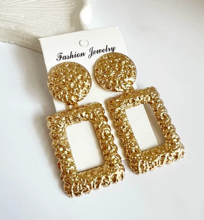 گوشواره آویز طلایی طرح بافت دار (مربعی-دایره‌ای)