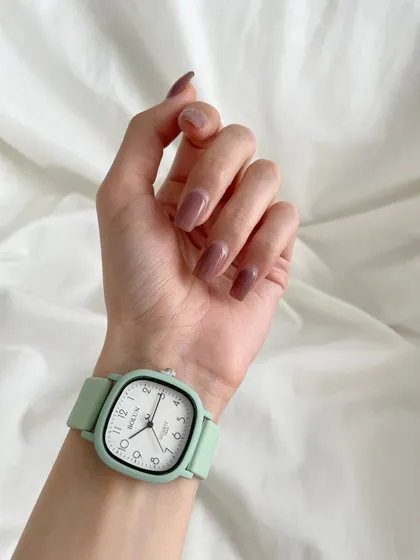 ساعت پاستیلی دخترانه صفحه مربع