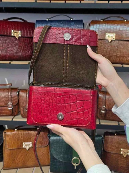 کیف چرم بغل پرچ قرمز سنگی چرم اصل گاوی