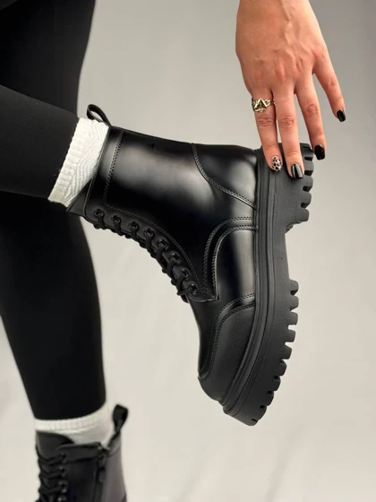 نیم بوت چرم بندی زنانه