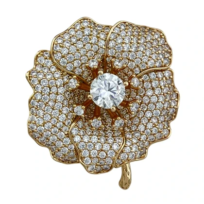 گل سینه زنانه ژوپینگ مدل فلوریوا طرح گل جواهری نگین‌دار با جلوه طلایی